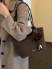 Bolso de hombro casual y minimalista con textura de estampado de leopardo para mujer, nueva colección otoño/invierno 2026, moderno y versátil para ir al trabajo, un bolso tote que se puede llevar en la mano