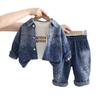 Conjunto Jeans de Três Peças para Meninos, Nova Jaqueta Jeans Workwear Estilosa com Estampa de Letras 2025, Atacado de Roupas Infantis