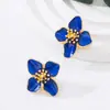 Un Par de Pendientes de Flor de Pétalo Elegantes y Compactos con Diseño de Esmalte Goteante para el Uso Diario para Mujeres