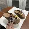 Diadema con Cabeza de Muñeca de Dibujos Animados Lindos Zapatillas para Niñas Ropa de Abrigo 2026 Primavera/Otoño Nuevos Versátiles Zapatos Birkenstock para Niños Modernos