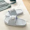 Chinelos de estudante para uso externo, calçados de verão femininos para exterior, sandálias fofas de desenho animado do gato KT para casa, silenciosas, antiderrapantes, com sola grossa