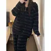 Pijama cálido de estilo coreano con capucha y medio forro polar para mujer, con un diseño sofisticado y cómodo de pantalones largos y mangas largas, adecuado tanto para usar en interiores como en exteriores en otoño e invierno.