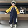 Conjunto de Sudadera con Media Cremallera y Bloques de Color Bordados para Niños, Primavera y Otoño, Nuevo Estilo Otoño 2026, Conjunto Casual de Dos Piezas para Niños Pequeños y Niños Pequeños
