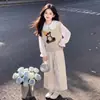 Moda coreana para niñas: Colección de otoño 2026 con un dulce y adorable chaleco con tema de oso, una blusa con cuello de muñeca y un par de elegantes pantalones de pierna ancha
