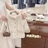 Abrigo de algodón cálido de doble cara para niñas, un superventas de temporada, con forro de felpa, material engrosado, diseño de piel sintética, estampados, capucha y diseño estilo coreano