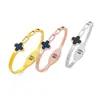 Pulsera de Acero Inoxidable Dorado con Trébol de Cuatro Hojas de la Suerte Temperamento Combinable Diseño Hueco Pulsera de Titanio Pulsera con Apertura de Resorte
