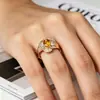 Anel Yanbai Estilo Europeu e Americano de Luxo Leve com Zircônia Brilhante e Cristal Amarelo Design Floral, Totalmente Cravejado com Diamantes, Versátil e Moderno