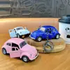 Llavero Creativo de Coche de Juguete Escarabajo de Doble Puerta Divertido Juguete de Descompresión para Estudiantes Colgante Regalo de Máquina de Garra Venta al por Mayor