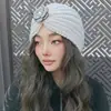 Gorro de Punto de Camelia Europeo y Americano con Pedrería y Perlas, Gorro de Poner, Gorro Turbante, Gorro de Lana Cálido de Otoño e Invierno Transfronterizo
