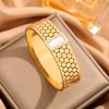 Pulsera de Acero de Titanio Estilo Francés con Baño de Oro, Textura de Panal Geométrico Vintage, Diseño Personalizado de Diamantes Microincrustados, Joyería con Patrón Geométrico
