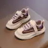 Tenis gruesos forrados de felpa para niños, nueva colección otoño/invierno 2024: zapatos casuales de color block con estilo para niños, y zapatillas para correr para niñas
