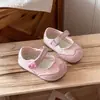 Tênis esportivos de verão infantis estilo coreano 2026, tênis de malha respirável para meninas pequenas, sapatos casuais de malha com sola macia para bebês