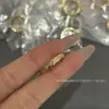 Anel de treliça de diamante V dourado Coco versão larga estreita estilo francês meio diamante banho de precisão CNC cor de retenção ouro rosa 18K presente para meninas