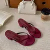 Chanclas de tacón alto de estilo francés de moda para mujer, nuevo modelo de verano 2026, sandalias de dedo con tira fina