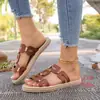 Sandalias metálicas geométricas de hebilla transfronteriza, sandalias planas de mujer con patrón tejido y suela gruesa, chanclas casuales de verano para exteriores de talla grande