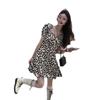 Saia Curta com Decote Quadrado 2025 Verão Novo Estilo Casual Doce e Fofo Redutor de Idade Folha Preta Pequena Cintura Emagrecedor Visual Vestido Floral