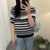 Camiseta de Tricô Listrada de Manga Curta de Alta Qualidade Europeia para Mulheres, Estilo Verão 2026, Blusa Fashion Solta com Gola Redonda que Rejuvenesce