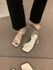 Sandalias plateadas de punta con juego de perlas francesas de alta gama para mujer, verano 2025, nuevo estilo, correa con hebilla de una palabra, hermosos zapatos de hada