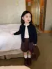 Conjunto de Outono para Meninas 2026 Novo Estilo Camisa de Renda Infantil Suéter Cardigan Estiloso Shorts Casuais Xadrez Versátil