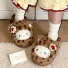 Lindas pantuflas de algodón con estampado de leopardo para mujer, adecuadas para usar en interiores y exteriores en otoño e invierno, con diseño antideslizante, estampados de dibujos animados y forro de algodón cálido y afelpado.. Disponible para venta al por mayor