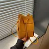 Bolsa tejida con cordón versátil de moda otoño 2026 transfronteriza, diseño de nicho, bolsa tipo cubo, bolso de hombro cruzado