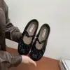 Zapatos planos bajos de una tira con punta redonda estilo francés Chuyuji para mujer, nuevo modelo de primavera en color blanco roto