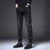 Jeans masculinos de alta qualidade em preto e cinza, calça skinny slim-fit justa com estampa de marca da moda, estilo fino e respirável para o verão de 2026