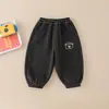 Roupas de Outono e Primavera para Meninos e Meninas com Forro de Veludo, Calças de Moletom Estilosas, Roupa Infantil com Design de Cós Xadrez e Bordado de Ursinho Fofo