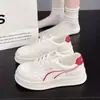 Zapatillas blancas súper populares para mujer, nuevo modelo de otoño 2026, zapatillas de entrenamiento alemanas de suela gruesa, zapatos deportivos casuales ligeros de suela blanda para mujer