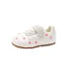 Tênis infantis antiderrapantes de sola macia, novo modelo de outono para meninas, sapatos casuais florais fofos com velcro, sapatos leves para meninas