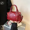 Bolsa Retrô Boston PU Feminina 2025 Nova Versátil Para Trabalho Ombro Único Transversal Bolsa Quadrada Pequena Bolsa Travesseiro Portátil