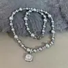 Elegante Collar de Perlas Cubo de Azúcar Gris para Mujer, Nueva Cadena para Suéter, Accesorio de Cadena para el Cuello de Otoño e Invierno, Lujo Ligero y Sensación de Alta Gama
