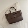 Bolsa Tote Versátil e Moderna de Alta Qualidade para Mulheres 2025 Novo Estilo Coreano Bolsa de Mão Simples Retrô para Trabalho Bolsa de Ombro
