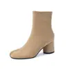 Botas estilosas e únicas com bico dividido para combinar com um casaco, outono/inverno 2026, botas curtas femininas de camurça de couro genuíno com salto grosso e alto, tamanho 41