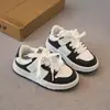 Zapatos para Niños 2026 Nuevos Zapatos de Skate para Primavera y Otoño Infantiles de Caña Baja Superficie de Cuero Ligero Zapatos Blancos para Niñas Zapatos Individuales Casuales