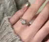 Anillo de Oro con Flor Cruzada de Circonita Estilo Ins para Mujer, Joyería de Moda Única y Versátil