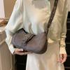 Estilo francês pequeno crowdsourcing 2023 Nova bolsa feminina Bolsa transversal popular para todos os jogos Bolsa de ombro elegante nas axilas