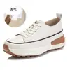 Sapatos femininos de couro genuíno 2026 outono novo sapatos brancos de sola grossa que aumentam a altura para mulheres, sapatos rasos versáteis de salto baixo para mulheres, modernos