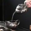 Juego de té de arcilla púrpura con diseño de bambú dorado, que incluye una tetera y tazas de servicio para uso doméstico, con un asa para prevenir quemaduras y asegurar la distribución uniforme del té