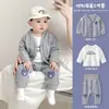 Macacão de Bebê Outono Novo Estilo Moda para Menino Fato Dividido Elegante de Três Peças Roupas de Menino Roupas Casuais para Passeio Primavera e Outono Tendência
