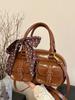 Bolso de mano estilo bolos de estilo retro, estilo Boston, de alta gama, para mujer, de un solo nicho, de estilo extranjero.