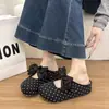 Pantuflas cerradas de suela gruesa, que aumentan la altura, con lazo dulce, moda otoño 2026, versátiles con vestidos, perfectas para mujeres bajitas