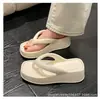 Chanclas de Cuña para Mujer 2025 Nuevo Verano Ropa de Exterior Chanclas de Eva con Sensación de Caca Transfronterizas Súper Calientes Venta al por Mayor