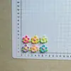 Novos acessórios coloridos de resina com pétalas de flores artificiais, direto do fabricante, para projetos DIY, incluindo cola creme, franjas, presilhas de cabelo e presilhas de bico de pato