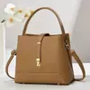 Fornecida diretamente pelo fabricante, a nova bolsa é estilosa, tem grande capacidade e pode ser usada como bolsa de ombro ou bolsa crossbody.. É uma bolsa de balde em versão coreana com um design simples e elegante.