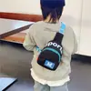 Riñonera para niños 2023 nueva color de contraste letras estampadas bolsa cruzada pequeña para niños ligera al hombro moda al por mayor
