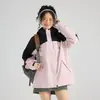 Resistente, totalmente impermeable y reforzada con costuras selladas, esta chaqueta de trabajo es adecuada para su uso como uniforme de trabajo o prenda exterior.. Se puede personalizar con un logo y es un diseño tres en uno desmontable.