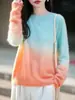 Top de mujer sin costuras, cuello redondo, color degradado, con una textura suave y afelpada y mangas largas, hecho de tejido de punto de alta calidad
