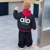 Conjunto de Chaqueta Acolchada para Niños Otoño Invierno 2026 Nuevo Elegante Conjunto de Tres Piezas Forrado de Forro Polar Ropa de Algodón Grueso de Doble Capa para Bebé