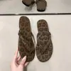 Chinelos Prata Simples Estilo Coreano em Couro Macio para Mulheres, Sandálias Planas Antiderrapantes Versáteis para Uso ao Ar Livre na Praia